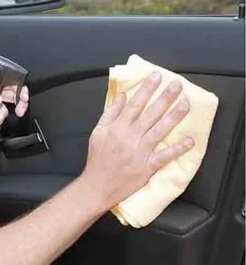 Macchie sui sedili dell'auto