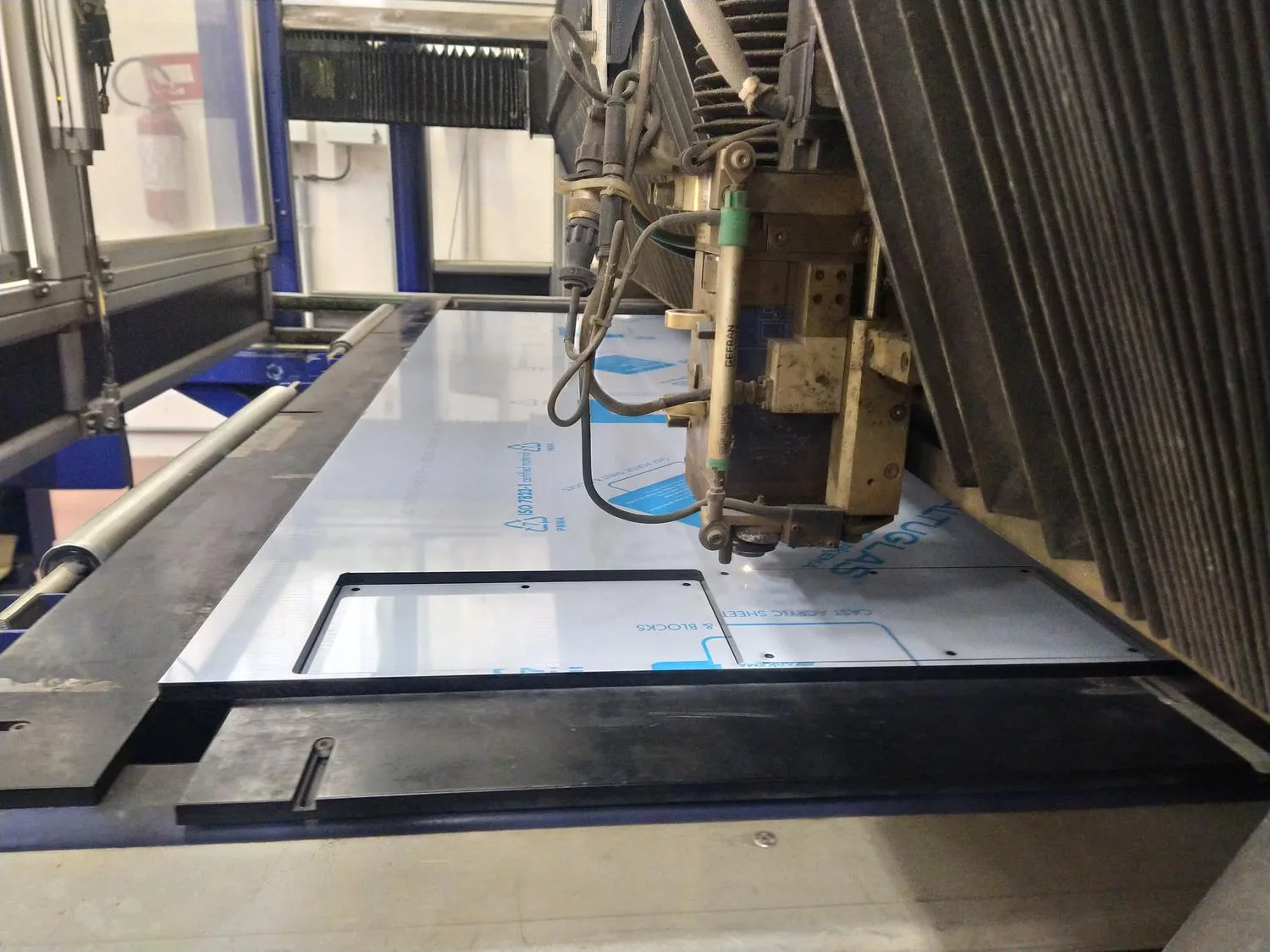 Come tagliare il plexiglass su misura